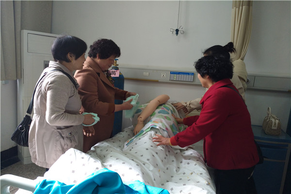 1587967030744279.jpg 学员认真操练.jpg