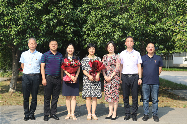 1599636024273561.jpg 慰问先进教师代表.jpg