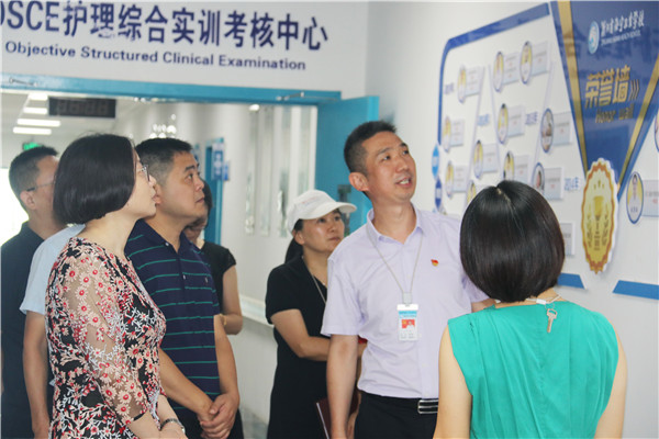 1599636045644928.jpg 走访实训中心.jpg