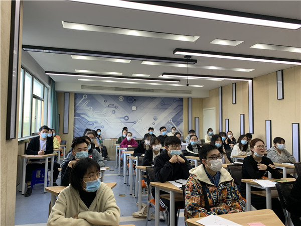 1638147222813484.jpg 学员听讲座.JPG